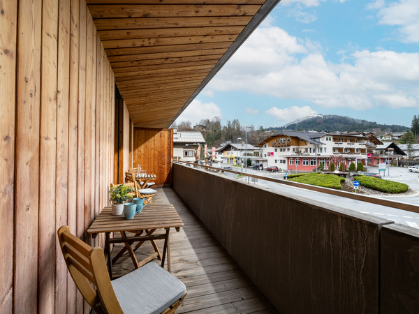 Balkon der Ferienwohnung mit Blick auf Fieberbrunn und die Berge